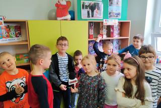 Przedszkolaki wcieliły się w rolę Św. Mikołaja. 