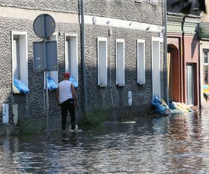 Rzeka Bóbr wdarła się na ulice Żagania