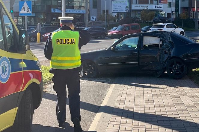 Wypadek na rondzie w Lublinie. 23-latek wylądował na słupie