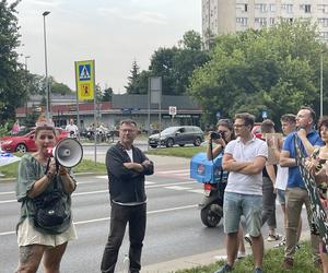 Protest mieszkańców przeciwko wycince drzew pod budowę linii tramwajowej do Mistrzejowic.