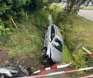 Taksówka przebiła barierkę i wpadła do rowu wypełnionego wodą w Poznaniu