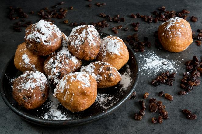 Oliebollen - pączki holenderskie. Doskonały przepis na tłusty czwartek! [WIDEO]