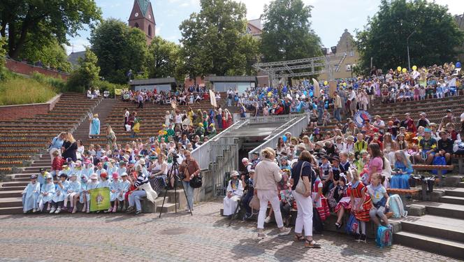 Dni Bajki 2024. W centrum Olsztyna zrobiło się bajkowo. Dzieci przejęły władzę nad miastem [ZDJĘCIA]