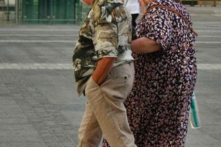 Tak mieszkańcy Wrocławia ochładzają się przy fosie miejskiej. Zobacz, jak wrocławianie spędzają letnie wieczory [ZDJĘCIA]