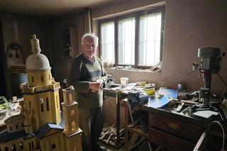 93-letni Pan Stanisław tworzy drewniane budowle.