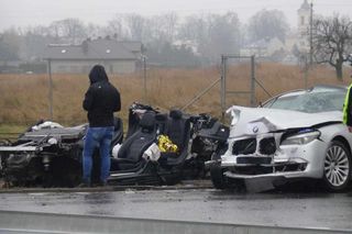 Zmiażdżony mercedes i bmw, strażacy wycinali rannych z wraków