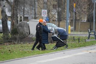Pierwsze zdjęcia Dominiki Gwit na spacerze z dzieckiem i mężem