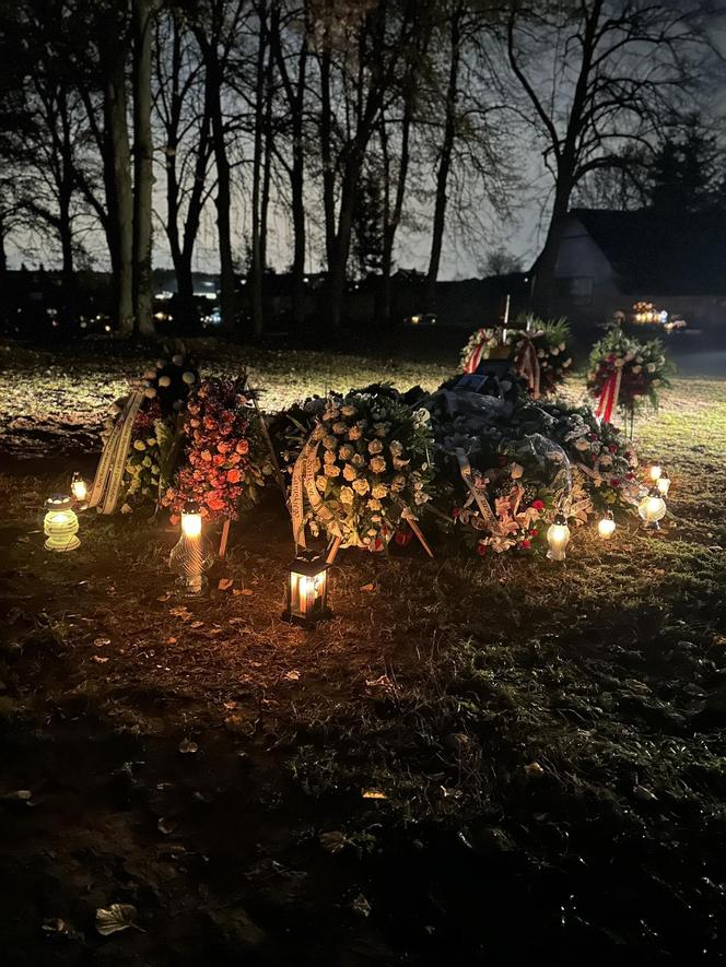 Grób strażaka Bartosza Błyskala utonął w morzu kwiatów. Jeden szczegóły łamie serca wszystkich