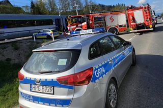 Pociąg zderzył się z osobówką! Są poszkodowani! Duże korki na zakopiance