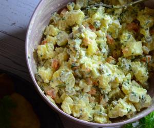 Sałatka obiboka – obowiązkowa na majówkę. Ten przepis to pewniak, który zawsze się sprawdza