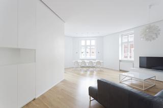 Czytelny podział przestrzeni w salonie w stylu minimlaistycznym