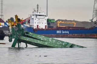 W Gdańsku dźwig stoczniowy runął do wody
