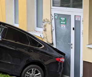 Auto staranowało ludzi i uderzyło w budynek szpitala. Groźny incydent w Otwocku