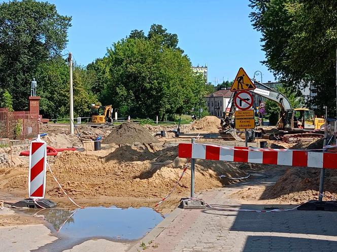 Mimo opóźnienia, roboty przy budowie ronda powinny zakończyć się przed rozpoczęciem roku szkolnego.