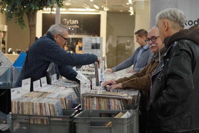 Zimowy Kiermasz Płyt Winylowych w Bydgoszczy. Czarne krążki przyciągnęły tłumy! 