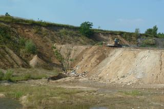 śmieci na terenie wyrobiska w Olszewicach