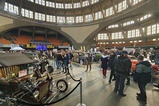 Kustomhead 2025 we Wrocławiu. W Hali Stulecia pokazano zabytkowe amerykańskie auta, motocykle i rowery 