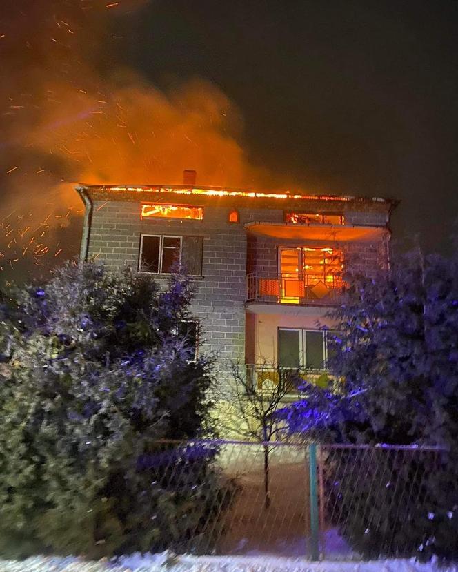 Tragiczny pożar domu pod Olkuszem. Ogień zajął piętro i poddasze domu