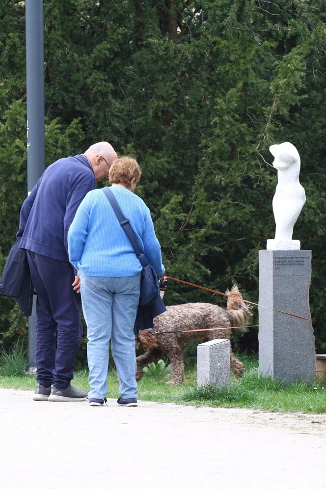 Ilona Łepkowska z mężem i psem na spacerze w Sopocie