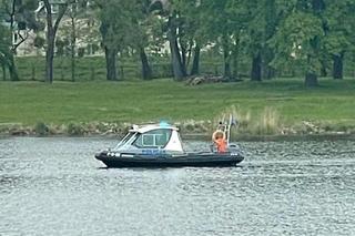 Człowiek wpadł do Odry? Akcja służb we Wrocławiu, na brzegu rzeki zostawiono kulę inwalidzką 