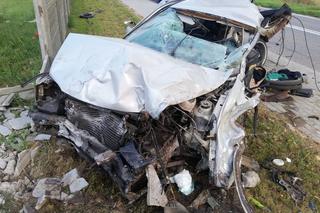 Tragiczny poranek w Karczemkach. Auto rozpadło się na pół. Nie żyje 25-latek