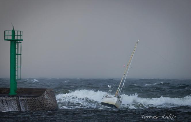Dramat na Bałtyku. Fale rzuciły jacht na kamieniste nabrzeże
