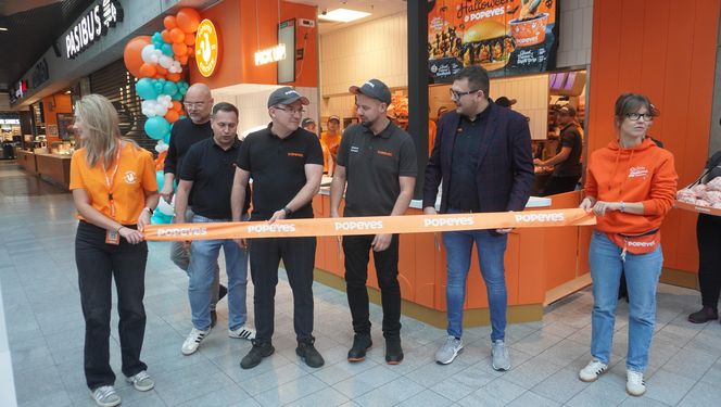 Tłumy na otwarciu Popeyes w Olsztynie. Rekordzista czekał w kolejce ponad 20 godzin