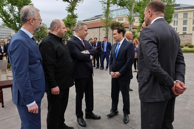 Negocjacje w Turcji rozpoczęte. Nagła wiadomość Trumpa. "Spotkam się z Putinem"