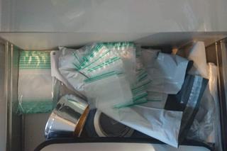 Nalot kryminalnych na mieszkanie w Toruniu. 26-latek i jego partnerka zatrzymani. Oto, co znaleźli policjanci