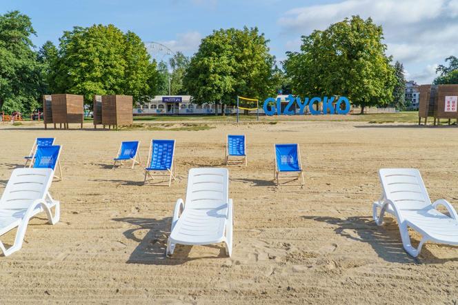 Darmowe leżaki i hamaki na plaży miejskiej w Giżycku. Zobacz zdjęcia