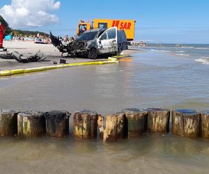 Wypadek samochodowy na plaży w Łebie. Kierowca wjechał w falochron i uciekł