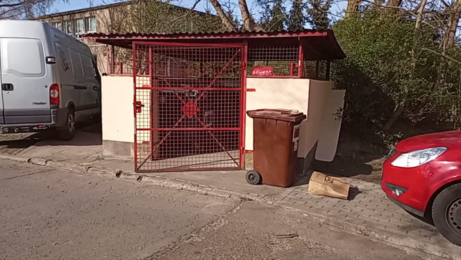 Mieszkańcy wyrzucają śmieci do... zabytku! Sensacyjne odkrycie na jednym ze szczecińskich osiedli