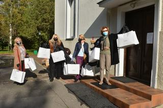 Mieszkańcy Skolimowa dostali kurtki