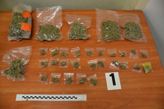 Pościg jak z filmu w Warszawie! W BMW środki odurzające i broń! Zobacz, co grozi zatrzymanej parze! 