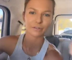 Anna Lewandowska jedzie samochodem bez zapiętych pasów
