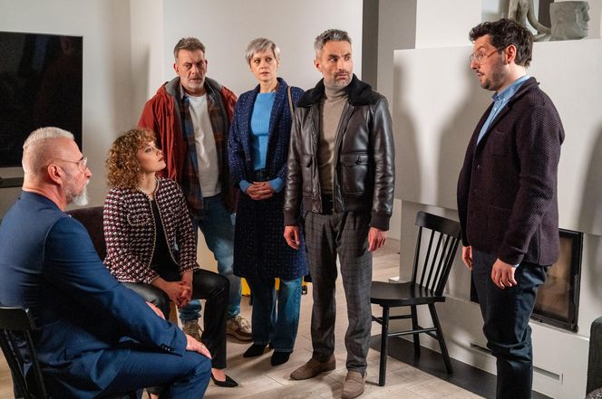 Na sygnale, odc. 722. Wanda (Anna Lemieszek), Anna Reiter (Lea Oleksiak), Wiktor Banach (Wojciech Kuliński), Benio (Hubert Jarczak), Dobromir Lisicki (Kamil Błoch), Romuald Lisicki (Paweł Lipnicki) - ojciec Wandy