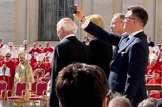 Podczas pogrzebu papieża Franciszka Marszałek Sejmu Szymon Hołownia robi sobie selfie 