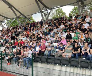 Kibice na otwarciu stadionu w Starachowicach