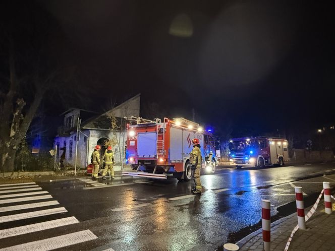 Niebezpieczny pożar w Warszawie. Trzy osoby zatrute dymem, jedna reanimowana