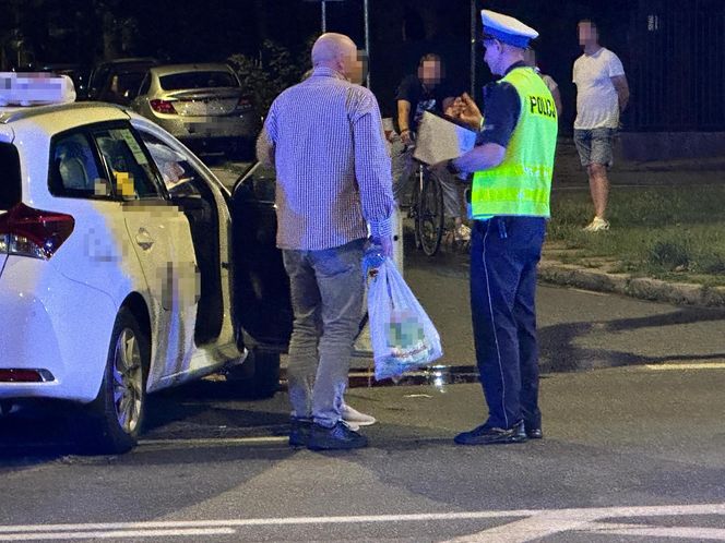 Makabryczny wypadek na Mokotowie. Motocyklista zderzył się z autem i wpadł na parking