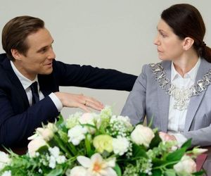 M jak miłość, odcinek 1890: Olek na ślubie Marcina poderwie urzędniczkę?! Dziwne teksty Chodakowskiego zadziałają? - ZDJĘCIA 