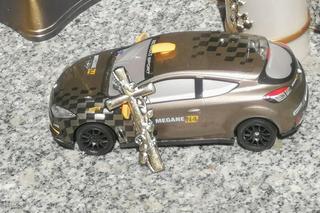 Na grobie Patryka P. stanął niezwykły przedmiot. Ma symboliczne znaczenie?