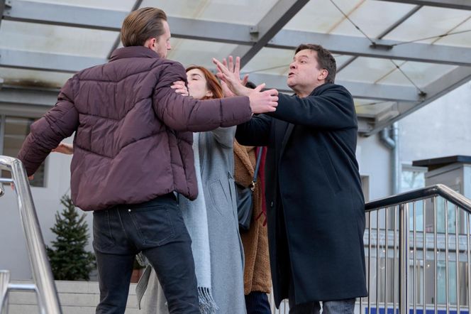 Na Wspólnej odc. 3997. Klaudia (Justyna Karłowska), Michał (Robert Kudelski), kobieta (Adrianna Kućmierz)