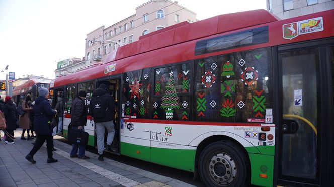 Mikołajkowy trolejbus wyjechał na ulice Lublina! Jakie dekoracje świąteczne zdobią jego wnętrze? Zobacz koniecznie