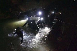 Tajlandia. Akcja ratunkowa w jaskini. Tak wygląda wyciąganie chłopców z zalanych korytarzy