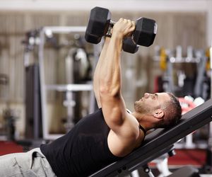 Ćwiczenia izolowane: przykłady ćwiczeń na biceps, brzuch, pośladki, klatkę piersiową