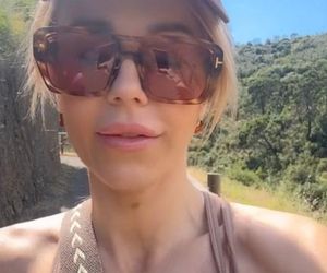 Doda w skąpym kostiumie prezentuje swoje wdzięki. Co za figura!