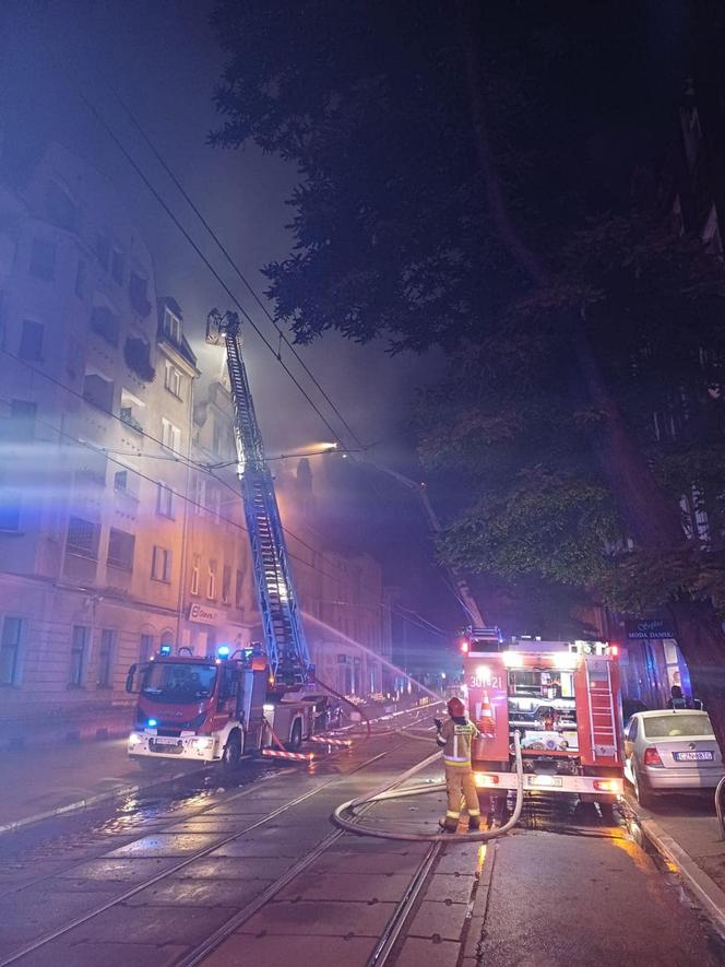 Pożar w Poznaniu. Wielu strażaków rannych. W czasie działań gaśniczych doszło do eksplozji [ZDJĘCIA].