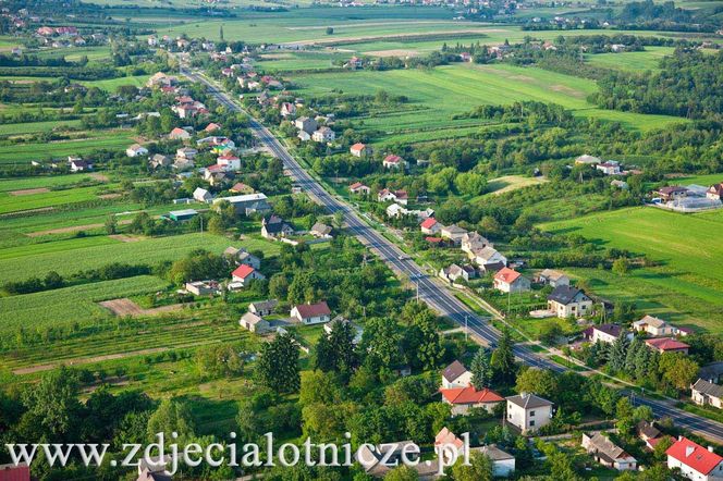 To najbiedniejsza wieś w województwie świętokrzyskim. Słynie z corocznego Święta Chleba
