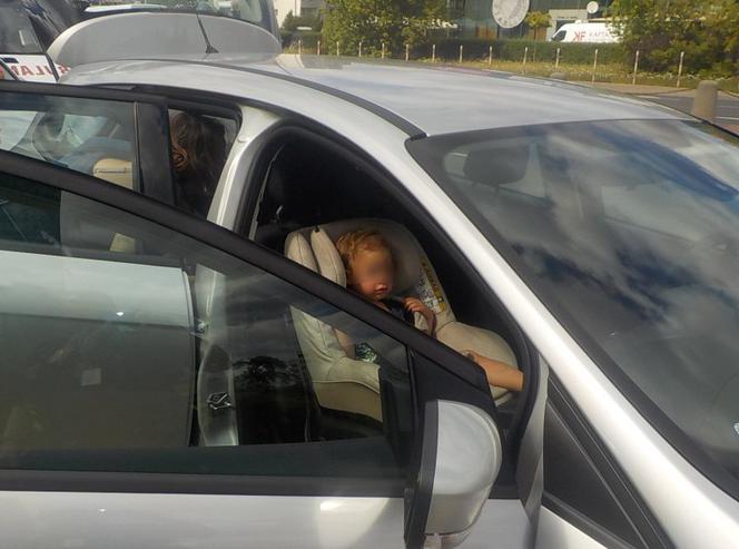 Strażnicy wyciągnęli dwulatkę z nagrzanego auta